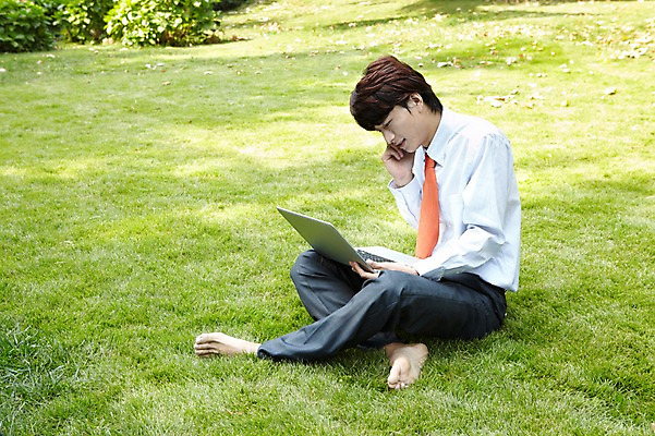 포토 JPG 주간 전신 외국인 해외기획촬영 직업 라이프스타일 응시 공원 남자 맨라이프 비즈니스 2011년중국 맨발 휴식 그림자 한명 들기 사람 앉기 동양인 정장 잔디 20대 성인 야외 옆모습 노트북 스마트폰 컴퓨터 중국인 중국 웹서핑 업무 직장인 비즈니스맨 작업실 그늘 청도 전화기 상쾌 통화 남자만 남자한명만 성인남자만 청년만 청년남자만 청년남자한명만 성인한명만 성인남자한명만 성인만 국내포토 자연요소 식물 1 시선 옷 공공시설 감정 아시아 뷰포인트 컨셉 모션 발 인종 청년 생활 전자제품 핸드폰 스마트기기 작업 파일형식