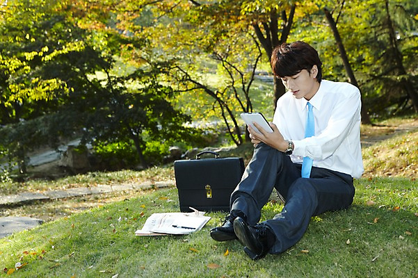 포토 JPG 주간 전신 외국인 나무 식물 해외기획촬영 직업 라이프스타일 응시 잡화 공원 남자 맨라이프 인터넷 서류가방 가방 비즈니스 2011년중국 휴식 한명 들기 사람 앉기 동양인 정장 잔디 20대 성인 야외 태블릿 중국인 펜 중국 웹서핑 업무 직장인 비즈니스맨 작업실 신문 청도 상쾌 남자만 남자한명만 성인남자만 청년만 청년남자만 청년남자한명만 성인한명만 성인남자한명만 성인만 국내포토 자연요소 1 시선 옷 공공시설 감정 아시아 컨셉 모션 인종 청년 생활 간행물 전자제품 스마트기기 필기구 작업 뉴스 파일형식