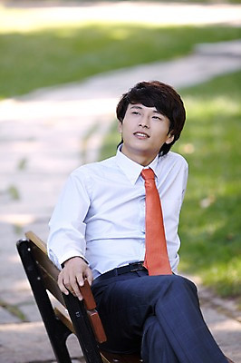 포토 JPG 주간 외국인 해외기획촬영 직업 라이프스타일 응시 공원 남자 길 맨라이프 벤치 의자 비즈니스 2011년중국 휴식 한명 미소 웃음 사람 앉기 동양인 정장 20대 성인 야외 앞모습 아웃포커스 중국인 중국 산책로 다리꼬기 직장인 비즈니스맨 청도 상쾌 남자만 남자한명만 성인남자만 청년만 청년남자만 청년남자한명만 성인한명만 성인남자한명만 성인만 국내포토 자연요소 1 시선 옷 공공시설 감정 아시아 뷰포인트 가구 컨셉 모션 촬영기법 표정 인종 청년 생활 파일형식