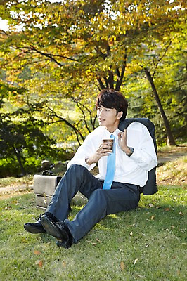 포토 JPG 주간 전신 외국인 해외기획촬영 직업 라이프스타일 응시 잡화 공원 남자 커피 음료 맨라이프 서류가방 가방 비즈니스 2011년중국 티타임 휴식 한명 들기 사람 앉기 동양인 정장 잔디 20대 성인 야외 중국인 중국 직장인 비즈니스맨 종이컵 청도 상쾌 테이크아웃 남자만 남자한명만 성인남자만 청년만 청년남자만 청년남자한명만 성인한명만 성인남자한명만 성인만 국내포토 자연요소 식물 1 시선 옷 공공시설 감정 아시아 컨셉 모션 인종 청년 생활 컵 일회용 파일형식