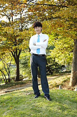 포토 JPG 주간 전신 외국인 나무 식물 해외기획촬영 직업 라이프스타일 공원 남자 맨라이프 비즈니스 2011년중국 휴식 한명 서기 미소 웃음 사람 동양인 정장 잔디 20대 성인 야외 앞모습 중국인 팔짱 중국 직장인 비즈니스맨 청도 언덕 상쾌 남자만 남자한명만 성인남자만 청년만 청년남자만 청년남자한명만 성인한명만 성인남자한명만 성인만 국내포토 자연요소 1 옷 공공시설 감정 아시아 뷰포인트 컨셉 모션 표정 인종 청년 생활 파일형식