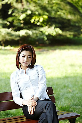 포토 JPG 주간 외국인 나무 식물 해외기획촬영 직업 우먼라이프 라이프스타일 공원 여자 벤치 의자 비즈니스 2011년중국 휴식 한명 사람 앉기 동양인 정장 잔디 20대 성인 야외 앞모습 아웃포커스 중국인 중국 다리꼬기 직장인 비즈니스우먼 청도 상쾌 여자만 여자한명만 성인여자만 청년만 청년여자만 성인한명만 청년여자한명만 성인여자한명만 성인만 국내포토 자연요소 1 옷 공공시설 감정 아시아 뷰포인트 가구 컨셉 모션 촬영기법 인종 청년 생활 파일형식