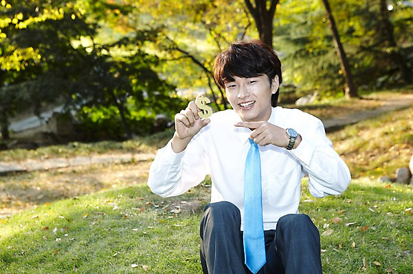 포토 JPG 주간 외국인 나무 식물 해외기획촬영 직업 라이프스타일 공원 남자 맨라이프 비즈니스 2011년중국 휴식 한명 미소 웃음 들기 사람 앉기 동양인 정장 손짓 잔디 20대 성인 야외 앞모습 아웃포커스 금융 경제 중국인 달러 중국 가리킴 직장인 비즈니스맨 화폐기호 청도 언덕 상쾌 남자만 남자한명만 성인남자만 청년만 청년남자만 청년남자한명만 성인한명만 성인남자한명만 성인만 국내포토 자연요소 1 기호 옷 공공시설 감정 아시아 뷰포인트 컨셉 돈 모션 촬영기법 표정 인종 청년 생활 화폐 파일형식