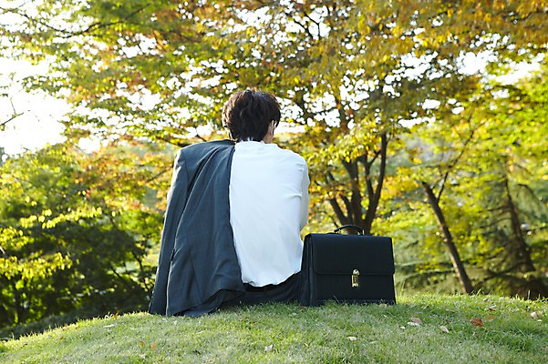 포토 JPG 주간 외국인 나무 식물 해외기획촬영 직업 라이프스타일 잡화 공원 남자 맨라이프 서류가방 가방 비즈니스 2011년중국 휴식 한명 사람 앉기 동양인 정장 잔디 20대 성인 야외 뒷모습 중국인 중국 직장인 비즈니스맨 청도 언덕 상쾌 남자만 남자한명만 성인남자만 청년만 청년남자만 청년남자한명만 성인한명만 성인남자한명만 성인만 국내포토 자연요소 1 옷 공공시설 감정 아시아 뷰포인트 컨셉 모션 인종 청년 생활 파일형식