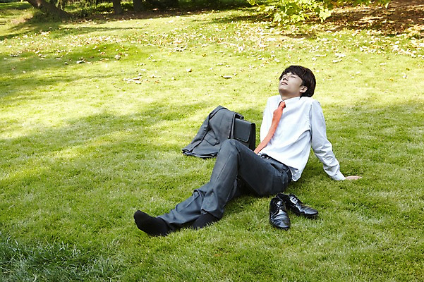 포토 JPG 주간 전신 외국인 해외기획촬영 직업 라이프스타일 잡화 공원 남자 구두 맨라이프 신발 서류가방 가방 비즈니스 2011년중국 휴식 그림자 한명 사람 앉기 동양인 정장 잔디 20대 성인 야외 중국인 눈감음 중국 직장인 비즈니스맨 편안함 그늘 청도 상쾌 남자만 남자한명만 성인남자만 청년만 청년남자만 청년남자한명만 성인한명만 성인남자한명만 성인만 국내포토 자연요소 식물 1 옷 공공시설 감정 아시아 컨셉 모션 인종 청년 생활 감각 파일형식