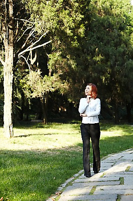 포토 JPG 주간 전신 외국인 나무 식물 해외기획촬영 직업 우먼라이프 라이프스타일 응시 공원 여자 길 비즈니스 2011년중국 휴식 그림자 한명 서기 사람 동양인 정장 잔디 20대 성인 야외 앞모습 중국인 걷기 중국 턱괴기 산책 산책로 직장인 비즈니스우먼 그늘 청도 상쾌 여자만 여자한명만 성인여자만 청년만 청년여자만 성인한명만 청년여자한명만 성인여자한명만 성인만 국내포토 자연요소 1 시선 옷 공공시설 감정 아시아 뷰포인트 컨셉 모션 인종 청년 생활 파일형식