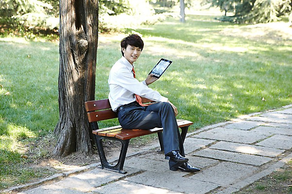 포토 JPG 주간 전신 외국인 나무 식물 해외기획촬영 직업 라이프스타일 공원 남자 맨라이프 인터넷 벤치 의자 비즈니스 2011년중국 휴식 그림자 한명 미소 웃음 들기 사람 앉기 동양인 정장 잔디 20대 성인 야외 태블릿 중국인 중국 다리꼬기 웹서핑 업무 직장인 비즈니스맨 작업실 그늘 청도 상쾌 남자만 남자한명만 성인남자만 청년만 청년남자만 청년남자한명만 성인한명만 성인남자한명만 성인만 국내포토 자연요소 1 옷 공공시설 감정 아시아 가구 컨셉 모션 표정 인종 청년 생활 전자제품 스마트기기 작업 파일형식