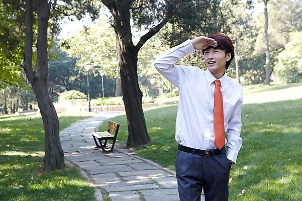 포토 JPG 주간 외국인 나무 식물 해외기획촬영 직업 라이프스타일 응시 공원 남자 길 맨라이프 벤치 의자 비즈니스 2011년중국 휴식 그림자 한명 서기 미소 웃음 사람 동양인 정장 손짓 잔디 20대 성인 야외 앞모습 중국인 중국 산책 산책로 관찰 직장인 비즈니스맨 그늘 청도 상쾌 남자만 남자한명만 성인남자만 청년만 청년남자만 청년남자한명만 성인한명만 성인남자한명만 성인만 국내포토 자연요소 1 시선 옷 공공시설 감정 아시아 뷰포인트 가구 컨셉 모션 표정 인종 청년 생활 파일형식