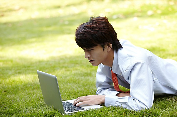 포토 JPG 주간 외국인 해외기획촬영 직업 라이프스타일 응시 공원 남자 엎드리기 맨라이프 인터넷 비즈니스 2011년중국 휴식 한명 사람 동양인 정장 잔디 상반신 20대 성인 야외 옆모습 아웃포커스 노트북 컴퓨터 눕기 중국인 중국 웹서핑 업무 직장인 비즈니스맨 작업실 청도 상쾌 남자만 남자한명만 성인남자만 청년만 청년남자만 청년남자한명만 성인한명만 성인남자한명만 성인만 국내포토 자연요소 식물 1 시선 옷 공공시설 감정 아시아 뷰포인트 컨셉 모션 촬영기법 인종 청년 생활 전자제품 작업 파일형식