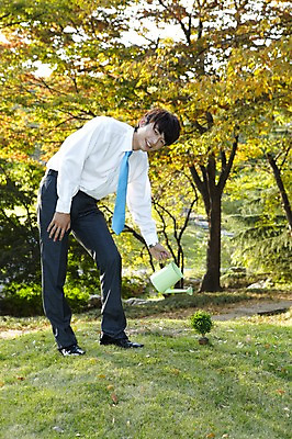 포토 JPG 주간 전신 외국인 나무 식물 해외기획촬영 직업 라이프스타일 공원 남자 맨라이프 비즈니스 2011년중국 휴식 한명 서기 미소 웃음 들기 사람 동양인 정장 잔디 20대 성인 야외 앞모습 중국인 자연보호 중국 물뿌리개 직장인 비즈니스맨 청도 물주기 상쾌 원예 묘목 남자만 남자한명만 성인남자만 청년만 청년남자만 청년남자한명만 성인한명만 성인남자한명만 성인만 국내포토 자연요소 1 옷 공공시설 감정 아시아 뷰포인트 컨셉 모션 자연 표정 인종 청년 취미 생활 보호 파일형식