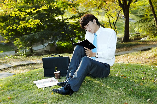 포토 JPG 주간 전신 외국인 나무 식물 해외기획촬영 직업 라이프스타일 잡화 공원 남자 커피 맨라이프 서류가방 가방 비즈니스 2011년중국 휴식 한명 들기 사람 앉기 동양인 정장 잔디 20대 성인 야외 스마트폰 중국인 다이어리 중국 기록 업무 직장인 비즈니스맨 작업실 신문 종이컵 청도 전화기 상쾌 통화 남자만 남자한명만 성인남자만 청년만 청년남자만 청년남자한명만 성인한명만 성인남자한명만 성인만 국내포토 자연요소 1 옷 공공시설 감정 아시아 음료 컨셉 모션 인종 청년 생활 간행물 컵 핸드폰 스마트기기 사무용품 작업 뉴스 일회용 파일형식