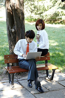 포토 JPG 주간 전신 외국인 나무 식물 해외기획촬영 직업 라이프스타일 응시 공원 여자 남자 커피 인터넷 벤치 의자 비즈니스 2011년중국 휴식 그림자 들기 사람 앉기 동양인 정장 잔디 20대 성인 야외 두명 노트북 컴퓨터 중국인 중국 다리꼬기 웹서핑 업무 직장인 비즈니스맨 비즈니스우먼 작업실 그늘 종이컵 청도 동료 상쾌 청년만 성인만 국내포토 자연요소 시선 옷 공공시설 감정 아시아 음료 가구 컨셉 관계 모션 인종 청년 생활 컵 전자제품 작업 일회용 파일형식