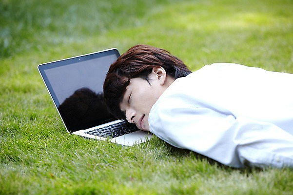 포토 JPG 주간 외국인 해외기획촬영 직업 라이프스타일 공원 남자 엎드리기 맨라이프 인터넷 비즈니스 2011년중국 휴식 한명 사람 동양인 정장 잔디 상반신 20대 성인 야외 옆모습 아웃포커스 노트북 컴퓨터 눕기 중국인 눈감음 중국 웹서핑 잠 업무 직장인 비즈니스맨 작업실 청도 상쾌 낮잠 남자만 남자한명만 성인남자만 청년만 청년남자만 청년남자한명만 성인한명만 성인남자한명만 성인만 국내포토 자연요소 식물 1 옷 공공시설 감정 아시아 뷰포인트 컨셉 모션 촬영기법 인종 청년 생활 전자제품 작업 파일형식