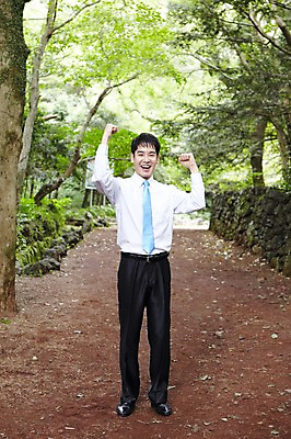 포토 JPG 주간 전신 나무 식물 직업 라이프스타일 남자 맨라이프 포즈 비즈니스 모션 휴식 한명 서기 미소 웃음 사람 동양인 정장 손짓 성인 야외 앞모습 30대 제주도 파이팅 주먹 한국인 직장인 비즈니스맨 숲속 숲 상쾌 비자림 삼림욕 남자만 남자한명만 성인남자만 성인한명만 성인남자한명만 장년만 장년남자만 장년남자한명만 성인만 국내포토 자연요소 1 옷 감정 뷰포인트 컨셉 한국 표정 인종 생활 장년 파일형식