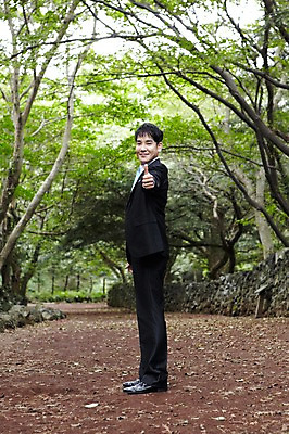 포토 JPG 주간 전신 나무 식물 직업 라이프스타일 남자 맨라이프 포즈 비즈니스 모션 휴식 한명 서기 미소 웃음 사람 동양인 정장 손짓 성인 야외 옆모습 30대 제주도 한국인 최고 직장인 비즈니스맨 숲속 숲 만족 상쾌 비자림 추천 삼림욕 남자만 남자한명만 성인남자만 성인한명만 성인남자한명만 장년만 장년남자만 장년남자한명만 성인만 국내포토 자연요소 1 옷 감정 뷰포인트 컨셉 한국 표정 인종 생활 장년 파일형식
