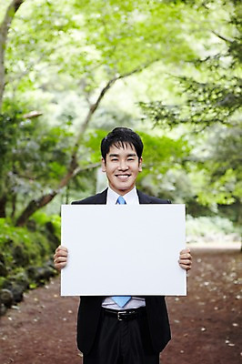 포토 JPG 주간 나무 식물 직업 라이프스타일 배너 남자 맨라이프 포즈 비즈니스 휴식 사각프레임 광고판 한명 서기 미소 웃음 들기 사람 동양인 정장 성인 야외 앞모습 아웃포커스 30대 제주도 한국인 직장인 비즈니스맨 숲속 숲 알림 상쾌 비자림 남자만 남자한명만 성인남자만 성인한명만 성인남자한명만 장년만 장년남자만 장년남자한명만 성인만 국내포토 자연요소 1 옷 감정 뷰포인트 컨셉 모션 프레임 한국 알림판 촬영기법 표정 인종 생활 장년 사각형 판 파일형식