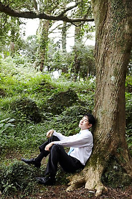 포토 JPG 주간 전신 나무 식물 직업 라이프스타일 남자 맨라이프 비즈니스 휴식 한명 사람 앉기 동양인 정장 성인 야외 옆모습 30대 제주도 눈감음 기댐 한국인 직장인 비즈니스맨 숲속 숲 상쾌 비자림 삼림욕 남자만 남자한명만 성인남자만 성인한명만 성인남자한명만 장년만 장년남자만 장년남자한명만 성인만 국내포토 자연요소 1 옷 감정 뷰포인트 컨셉 모션 한국 인종 생활 장년 파일형식