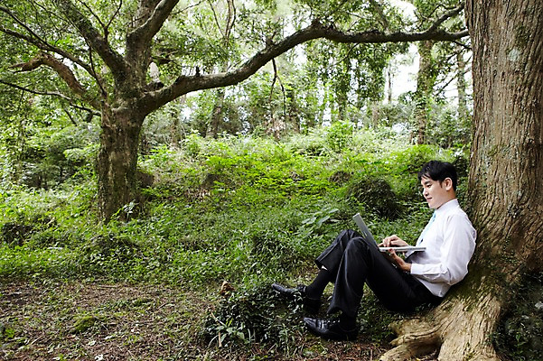 포토 JPG 주간 전신 나무 식물 직업 라이프스타일 응시 남자 맨라이프 인터넷 비즈니스 휴식 한명 사람 앉기 동양인 정장 성인 야외 옆모습 30대 노트북 컴퓨터 제주도 기댐 한국인 웹서핑 업무 직장인 비즈니스맨 작업실 숲속 숲 상쾌 비자림 삼림욕 남자만 남자한명만 성인남자만 성인한명만 성인남자한명만 장년만 장년남자만 장년남자한명만 성인만 국내포토 자연요소 1 시선 옷 감정 뷰포인트 컨셉 모션 한국 인종 생활 장년 전자제품 작업 파일형식