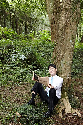 포토 JPG 주간 전신 나무 식물 직업 라이프스타일 응시 남자 맨라이프 비즈니스 휴식 한명 미소 웃음 들기 사람 앉기 동양인 정장 성인 야외 앞모습 30대 제주도 기댐 한국인 직장인 비즈니스맨 신문 신문읽기 숲속 숲 상쾌 비자림 삼림욕 남자만 남자한명만 성인남자만 성인한명만 성인남자한명만 장년만 장년남자만 장년남자한명만 성인만 국내포토 자연요소 1 시선 옷 감정 뷰포인트 컨셉 모션 한국 표정 인종 생활 간행물 장년 뉴스 읽기 파일형식