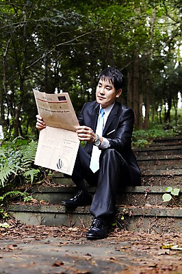 포토 JPG 주간 전신 나무 식물 직업 라이프스타일 응시 남자 맨라이프 비즈니스 휴식 한명 들기 사람 앉기 동양인 정장 성인 야외 앞모습 30대 제주도 계단 한국인 직장인 비즈니스맨 신문 신문읽기 숲속 숲 읽기 상쾌 비자림 삼림욕 남자만 남자한명만 성인남자만 성인한명만 성인남자한명만 장년만 장년남자만 장년남자한명만 성인만 국내포토 자연요소 1 시선 옷 감정 뷰포인트 컨셉 모션 한국 인종 생활 간행물 장년 뉴스 파일형식