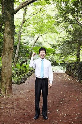 포토 JPG 주간 전신 나무 식물 직업 라이프스타일 남자 맨라이프 포즈 비즈니스 모션 휴식 한명 서기 미소 웃음 사람 동양인 정장 손짓 성인 야외 앞모습 30대 제주도 파이팅 주먹 한국인 직장인 비즈니스맨 숲속 숲 상쾌 비자림 삼림욕 남자만 남자한명만 성인남자만 성인한명만 성인남자한명만 장년만 장년남자만 장년남자한명만 성인만 국내포토 자연요소 1 옷 감정 뷰포인트 컨셉 한국 표정 인종 생활 장년 파일형식