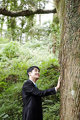 포토 JPG 주간 나무 식물 직업 라이프스타일 응시 남자 맨라이프 비즈니스 휴식 한명 미소 웃음 사람 동양인 정장 상반신 성인 야외 옆모습 아웃포커스 30대 제주도 만지기 한국인 직장인 비즈니스맨 숲속 숲 상쾌 비자림 삼림욕 남자만 남자한명만 성인남자만 성인한명만 성인남자한명만 장년만 장년남자만 장년남자한명만 성인만 국내포토 자연요소 1 시선 옷 감정 뷰포인트 컨셉 모션 한국 촬영기법 표정 인종 생활 장년 파일형식