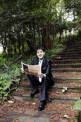 포토 JPG 주간 전신 나무 식물 직업 라이프스타일 남자 맨라이프 비즈니스 휴식 한명 미소 웃음 들기 사람 앉기 동양인 정장 성인 야외 앞모습 30대 제주도 계단 한국인 직장인 비즈니스맨 신문 신문읽기 숲속 숲 상쾌 비자림 삼림욕 남자만 남자한명만 성인남자만 성인한명만 성인남자한명만 장년만 장년남자만 장년남자한명만 성인만 국내포토 자연요소 1 옷 감정 뷰포인트 컨셉 모션 한국 표정 인종 생활 간행물 장년 뉴스 읽기 파일형식