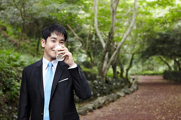 포토 JPG 주간 나무 식물 직업 라이프스타일 남자 커피 음료 맨라이프 비즈니스 티타임 휴식 한명 미소 웃음 들기 사람 동양인 정장 상반신 성인 야외 앞모습 아웃포커스 컵 30대 제주도 한국인 마시기 직장인 비즈니스맨 숲속 숲 종이컵 상쾌 비자림 테이크아웃 삼림욕 남자만 남자한명만 성인남자만 성인한명만 성인남자한명만 장년만 장년남자만 장년남자한명만 성인만 국내포토 자연요소 1 식기 옷 감정 뷰포인트 컨셉 모션 한국 촬영기법 표정 인종 생활 장년 일회용 파일형식