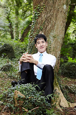 포토 JPG 주간 전신 나무 식물 직업 라이프스타일 남자 맨라이프 비즈니스 휴식 한명 미소 웃음 사람 앉기 동양인 정장 성인 야외 앞모습 아웃포커스 30대 제주도 기댐 한국인 직장인 비즈니스맨 숲속 숲 상쾌 비자림 삼림욕 남자만 남자한명만 성인남자만 성인한명만 성인남자한명만 장년만 장년남자만 장년남자한명만 성인만 국내포토 자연요소 1 옷 감정 뷰포인트 컨셉 모션 한국 촬영기법 표정 인종 생활 장년 파일형식