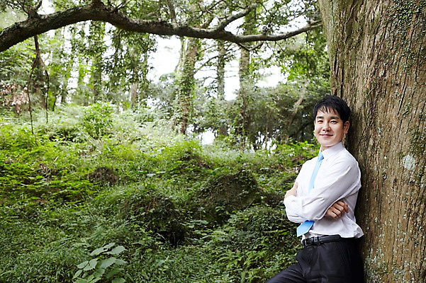 포토 JPG 주간 나무 식물 직업 라이프스타일 남자 맨라이프 비즈니스 휴식 한명 서기 미소 웃음 사람 동양인 정장 성인 야외 옆모습 30대 제주도 팔짱 기댐 한국인 직장인 비즈니스맨 숲속 숲 상쾌 비자림 삼림욕 남자만 남자한명만 성인남자만 성인한명만 성인남자한명만 장년만 장년남자만 장년남자한명만 성인만 국내포토 자연요소 1 옷 감정 뷰포인트 컨셉 모션 한국 표정 인종 생활 장년 파일형식