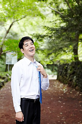 포토 JPG 주간 나무 식물 직업 라이프스타일 응시 남자 맨라이프 비즈니스 휴식 한명 서기 미소 웃음 사람 동양인 정장 성인 야외 아웃포커스 30대 제주도 한국인 직장인 비즈니스맨 숲속 숲 상쾌 비자림 삼림욕 남자만 남자한명만 성인남자만 성인한명만 성인남자한명만 장년만 장년남자만 장년남자한명만 성인만 국내포토 자연요소 1 시선 옷 감정 컨셉 모션 한국 촬영기법 표정 인종 생활 장년 파일형식