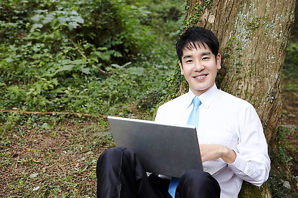 포토 JPG 주간 나무 식물 직업 라이프스타일 남자 맨라이프 인터넷 비즈니스 휴식 한명 미소 웃음 사람 앉기 동양인 정장 성인 야외 아웃포커스 30대 노트북 컴퓨터 제주도 기댐 한국인 웹서핑 업무 직장인 비즈니스맨 작업실 숲속 숲 상쾌 비자림 삼림욕 남자만 남자한명만 성인남자만 성인한명만 성인남자한명만 장년만 장년남자만 장년남자한명만 성인만 국내포토 자연요소 1 옷 감정 컨셉 모션 한국 촬영기법 표정 인종 생활 장년 전자제품 작업 파일형식