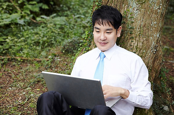 포토 JPG 주간 나무 식물 직업 라이프스타일 응시 남자 맨라이프 인터넷 비즈니스 휴식 한명 미소 웃음 사람 앉기 동양인 정장 성인 야외 아웃포커스 30대 노트북 컴퓨터 제주도 기댐 한국인 웹서핑 업무 직장인 비즈니스맨 작업실 숲속 숲 상쾌 비자림 삼림욕 남자만 남자한명만 성인남자만 성인한명만 성인남자한명만 장년만 장년남자만 장년남자한명만 성인만 국내포토 자연요소 1 시선 옷 감정 컨셉 모션 한국 촬영기법 표정 인종 생활 장년 전자제품 작업 파일형식