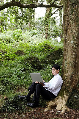 포토 JPG 주간 전신 나무 식물 직업 라이프스타일 응시 남자 맨라이프 인터넷 비즈니스 휴식 한명 들기 사람 앉기 동양인 정장 성인 야외 옆모습 30대 노트북 컴퓨터 제주도 기댐 한국인 웹서핑 업무 직장인 비즈니스맨 작업실 숲속 숲 상쾌 비자림 삼림욕 남자만 남자한명만 성인남자만 성인한명만 성인남자한명만 장년만 장년남자만 장년남자한명만 성인만 국내포토 자연요소 1 시선 옷 감정 뷰포인트 컨셉 모션 한국 인종 생활 장년 전자제품 작업 파일형식