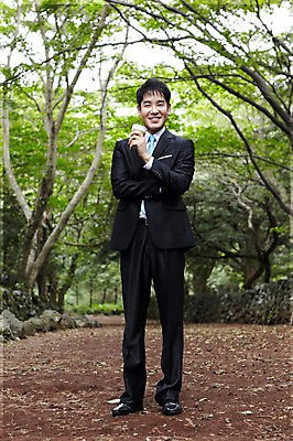 포토 JPG 주간 전신 나무 식물 직업 라이프스타일 남자 커피 음료 맨라이프 비즈니스 티타임 휴식 한명 서기 미소 웃음 들기 사람 동양인 정장 성인 야외 앞모습 아웃포커스 컵 30대 제주도 한국인 마시기 직장인 비즈니스맨 숲속 숲 종이컵 상쾌 비자림 테이크아웃 삼림욕 남자만 남자한명만 성인남자만 성인한명만 성인남자한명만 장년만 장년남자만 장년남자한명만 성인만 국내포토 자연요소 1 식기 옷 감정 뷰포인트 컨셉 모션 한국 촬영기법 표정 인종 생활 장년 일회용 파일형식