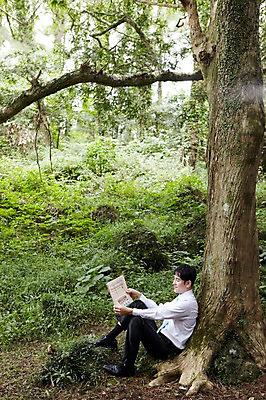 포토 JPG 주간 전신 나무 식물 직업 라이프스타일 응시 남자 맨라이프 비즈니스 휴식 한명 미소 웃음 들기 사람 앉기 동양인 정장 성인 야외 옆모습 30대 제주도 기댐 한국인 직장인 비즈니스맨 신문 신문읽기 숲속 숲 읽기 상쾌 비자림 삼림욕 남자만 남자한명만 성인남자만 성인한명만 성인남자한명만 장년만 장년남자만 장년남자한명만 성인만 국내포토 자연요소 1 시선 옷 감정 뷰포인트 컨셉 모션 한국 표정 인종 생활 간행물 장년 뉴스 파일형식