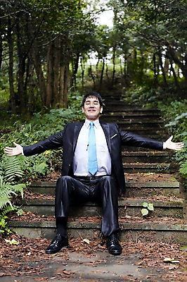 포토 JPG 주간 전신 나무 식물 직업 라이프스타일 남자 맨라이프 비즈니스 팔벌리기 휴식 한명 미소 웃음 사람 앉기 동양인 정장 성인 야외 앞모습 30대 제주도 계단 눈감음 한국인 자유 직장인 비즈니스맨 숲속 숲 상쾌 비자림 삼림욕 남자만 남자한명만 성인남자만 성인한명만 성인남자한명만 장년만 장년남자만 장년남자한명만 성인만 국내포토 자연요소 1 옷 감정 뷰포인트 컨셉 모션 한국 표정 인종 생활 장년 파일형식