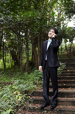 포토 JPG 주간 전신 나무 식물 직업 라이프스타일 응시 남자 맨라이프 비즈니스 휴식 한명 서기 미소 웃음 들기 사람 동양인 정장 성인 야외 앞모습 30대 스마트폰 제주도 계단 한국인 직장인 비즈니스맨 숲속 숲 전화기 상쾌 비자림 통화 남자만 남자한명만 성인남자만 성인한명만 성인남자한명만 장년만 장년남자만 장년남자한명만 성인만 국내포토 자연요소 1 시선 옷 감정 뷰포인트 컨셉 모션 한국 표정 인종 생활 장년 핸드폰 스마트기기 파일형식