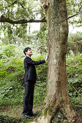 포토 JPG 주간 전신 나무 식물 직업 라이프스타일 응시 남자 맨라이프 비즈니스 휴식 한명 서기 미소 웃음 사람 동양인 정장 성인 야외 옆모습 30대 제주도 만지기 한국인 직장인 비즈니스맨 숲속 숲 상쾌 비자림 삼림욕 남자만 남자한명만 성인남자만 성인한명만 성인남자한명만 장년만 장년남자만 장년남자한명만 성인만 국내포토 자연요소 1 시선 옷 감정 뷰포인트 컨셉 모션 한국 표정 인종 생활 장년 파일형식