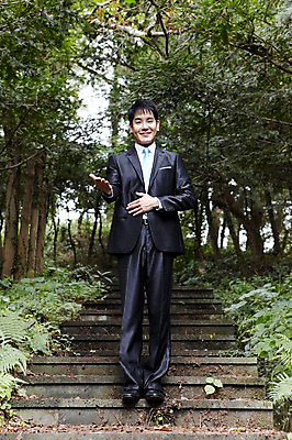 포토 JPG 주간 전신 나무 식물 직업 라이프스타일 남자 맨라이프 포즈 비즈니스 모션 휴식 안내 한명 서기 미소 웃음 사람 동양인 정장 손짓 성인 야외 앞모습 30대 제주도 계단 한국인 직장인 비즈니스맨 숲속 숲 알림 상쾌 비자림 삼림욕 남자만 남자한명만 성인남자만 성인한명만 성인남자한명만 장년만 장년남자만 장년남자한명만 성인만 국내포토 자연요소 1 옷 감정 뷰포인트 컨셉 한국 표정 인종 생활 장년 파일형식