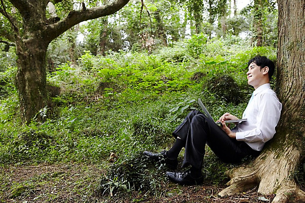 포토 JPG 주간 전신 나무 식물 직업 라이프스타일 응시 남자 맨라이프 인터넷 비즈니스 휴식 한명 미소 웃음 들기 사람 앉기 동양인 정장 성인 야외 옆모습 30대 노트북 컴퓨터 제주도 기댐 한국인 웹서핑 업무 직장인 비즈니스맨 작업실 숲속 숲 상쾌 비자림 삼림욕 남자만 남자한명만 성인남자만 성인한명만 성인남자한명만 장년만 장년남자만 장년남자한명만 성인만 국내포토 자연요소 1 시선 옷 감정 뷰포인트 컨셉 모션 한국 표정 인종 생활 장년 전자제품 작업 파일형식