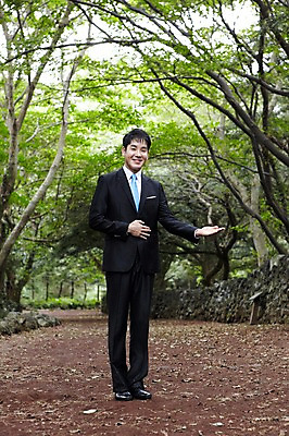 포토 JPG 주간 전신 나무 식물 직업 라이프스타일 남자 맨라이프 포즈 비즈니스 모션 휴식 안내 한명 서기 미소 웃음 사람 동양인 정장 손짓 성인 야외 앞모습 30대 제주도 한국인 직장인 비즈니스맨 숲속 숲 알림 상쾌 비자림 삼림욕 남자만 남자한명만 성인남자만 성인한명만 성인남자한명만 장년만 장년남자만 장년남자한명만 성인만 국내포토 자연요소 1 옷 감정 뷰포인트 컨셉 한국 표정 인종 생활 장년 파일형식