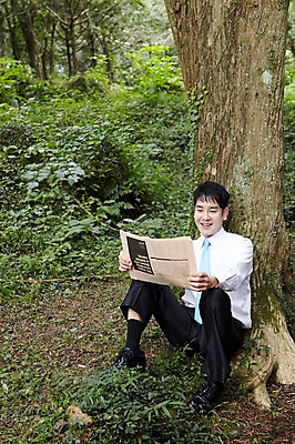 포토 JPG 주간 전신 나무 식물 직업 라이프스타일 응시 남자 맨라이프 비즈니스 휴식 한명 미소 웃음 들기 사람 앉기 동양인 정장 성인 야외 앞모습 30대 제주도 기댐 한국인 직장인 비즈니스맨 신문 신문읽기 숲속 숲 읽기 상쾌 비자림 삼림욕 남자만 남자한명만 성인남자만 성인한명만 성인남자한명만 장년만 장년남자만 장년남자한명만 성인만 국내포토 자연요소 1 시선 옷 감정 뷰포인트 컨셉 모션 한국 표정 인종 생활 간행물 장년 뉴스 파일형식