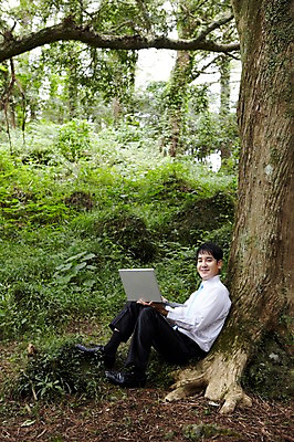 포토 JPG 주간 전신 나무 식물 직업 라이프스타일 남자 맨라이프 인터넷 비즈니스 휴식 한명 미소 웃음 들기 사람 앉기 동양인 정장 성인 야외 옆모습 30대 노트북 컴퓨터 제주도 기댐 한국인 웹서핑 업무 직장인 비즈니스맨 작업실 숲속 숲 상쾌 비자림 삼림욕 남자만 남자한명만 성인남자만 성인한명만 성인남자한명만 장년만 장년남자만 장년남자한명만 성인만 국내포토 자연요소 1 옷 감정 뷰포인트 컨셉 모션 한국 표정 인종 생활 장년 전자제품 작업 파일형식