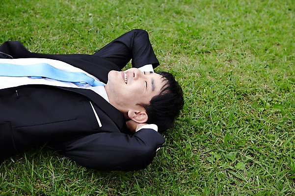 포토 JPG 주간 직업 라이프스타일 남자 맨라이프 비즈니스 휴식 한명 미소 웃음 사람 동양인 정장 잔디 상반신 성인 야외 옆모습 30대 눕기 제주도 눈감음 한국인 잠 직장인 비즈니스맨 상쾌 낮잠 비자림 팔베개 남자만 남자한명만 성인남자만 성인한명만 성인남자한명만 장년만 장년남자만 장년남자한명만 성인만 국내포토 자연요소 식물 1 옷 감정 뷰포인트 컨셉 모션 한국 표정 인종 생활 장년 파일형식