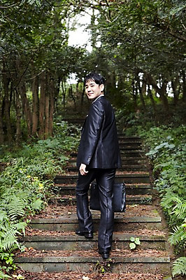 포토 JPG 주간 전신 나무 식물 직업 라이프스타일 잡화 남자 맨라이프 서류가방 가방 비즈니스 휴식 한명 미소 웃음 들기 사람 동양인 정장 성인 야외 뒷모습 30대 제주도 걷기 계단 산책 한국인 직장인 비즈니스맨 뒤돌아보기 숲속 숲 출장 상쾌 비자림 삼림욕 남자만 남자한명만 성인남자만 성인한명만 성인남자한명만 장년만 장년남자만 장년남자한명만 성인만 국내포토 자연요소 1 옷 감정 뷰포인트 컨셉 모션 한국 표정 인종 생활 장년 파일형식