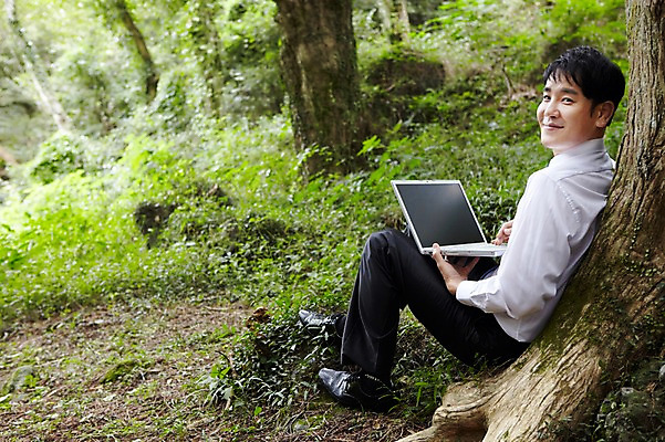 포토 JPG 주간 전신 나무 식물 직업 라이프스타일 남자 맨라이프 인터넷 비즈니스 휴식 한명 미소 웃음 들기 사람 앉기 동양인 정장 성인 야외 옆모습 30대 노트북 컴퓨터 제주도 기댐 한국인 웹서핑 업무 직장인 비즈니스맨 작업실 숲속 숲 상쾌 비자림 삼림욕 남자만 남자한명만 성인남자만 성인한명만 성인남자한명만 장년만 장년남자만 장년남자한명만 성인만 국내포토 자연요소 1 옷 감정 뷰포인트 컨셉 모션 한국 표정 인종 생활 장년 전자제품 작업 파일형식