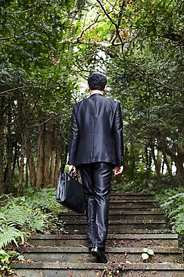 포토 JPG 주간 전신 나무 식물 직업 라이프스타일 잡화 남자 맨라이프 서류가방 가방 비즈니스 휴식 한명 들기 사람 동양인 정장 성인 야외 뒷모습 30대 제주도 걷기 계단 산책 한국인 직장인 비즈니스맨 숲속 숲 출장 상쾌 비자림 삼림욕 남자만 남자한명만 성인남자만 성인한명만 성인남자한명만 장년만 장년남자만 장년남자한명만 성인만 국내포토 자연요소 1 옷 감정 뷰포인트 컨셉 모션 한국 인종 생활 장년 파일형식