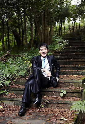 포토 JPG 주간 전신 나무 식물 직업 라이프스타일 남자 맨라이프 비즈니스 휴식 한명 미소 웃음 사람 앉기 동양인 정장 성인 야외 앞모습 30대 제주도 계단 한국인 직장인 비즈니스맨 숲속 숲 상쾌 비자림 삼림욕 남자만 남자한명만 성인남자만 성인한명만 성인남자한명만 장년만 장년남자만 장년남자한명만 성인만 국내포토 자연요소 1 옷 감정 뷰포인트 컨셉 모션 한국 표정 인종 생활 장년 파일형식