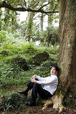 포토 JPG 주간 전신 나무 식물 직업 라이프스타일 응시 남자 맨라이프 비즈니스 휴식 한명 사람 앉기 동양인 정장 성인 야외 옆모습 30대 제주도 기댐 한국인 직장인 비즈니스맨 숲속 숲 상쾌 비자림 삼림욕 남자만 남자한명만 성인남자만 성인한명만 성인남자한명만 장년만 장년남자만 장년남자한명만 성인만 국내포토 자연요소 1 시선 옷 감정 뷰포인트 컨셉 모션 한국 인종 생활 장년 파일형식